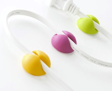 Hindrar kablar från att falla ner från skrivbordet