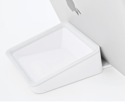 Finns en utdragbar hållare på baksidan