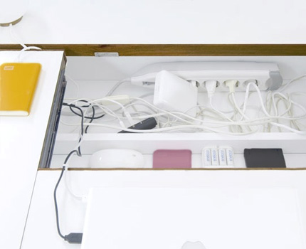 Den utdragbara bordskivan döljer alla sladdar