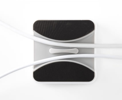 Två kanaler undertill gör att kablarna löper fritt